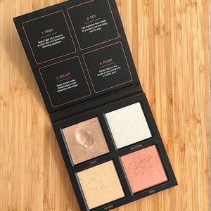 Huda Beauty 3D highlighter palette